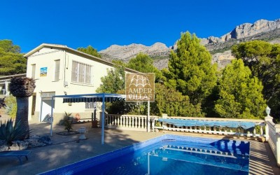 Villa with beautiful mountain views in Altea La Vella